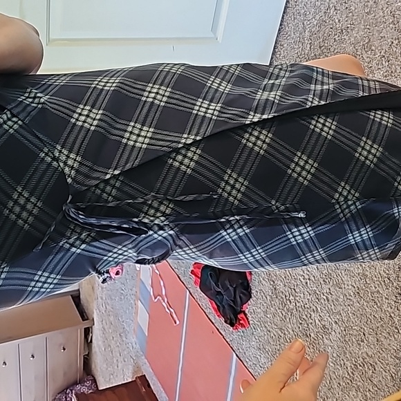 STUNNING SO TARTAN PLAID WRAP DRESS - Picture 3 of 10